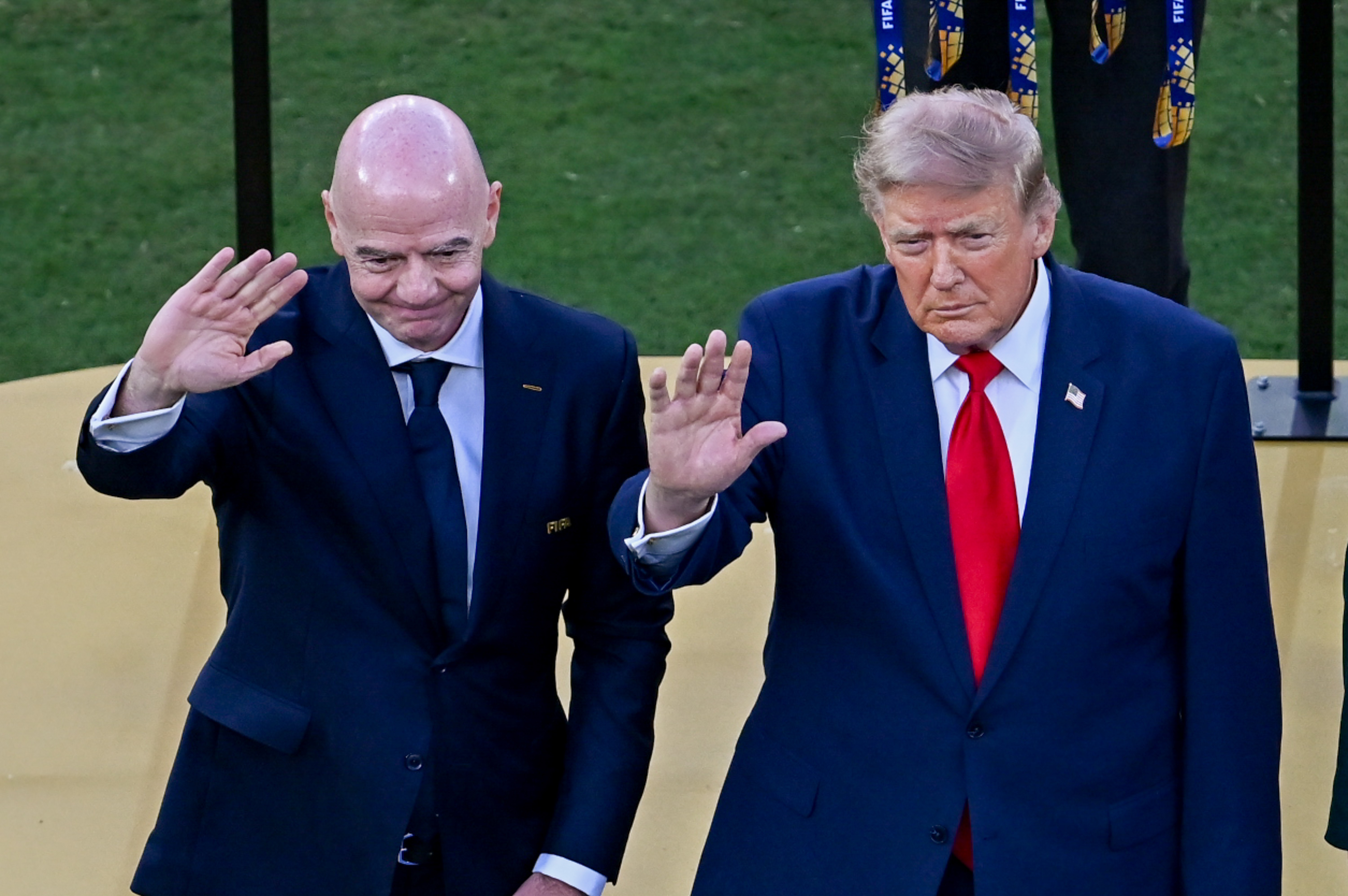 A bajulação de Trump ao presidente da Fifa, pressionado por confederações para deixar o cargo