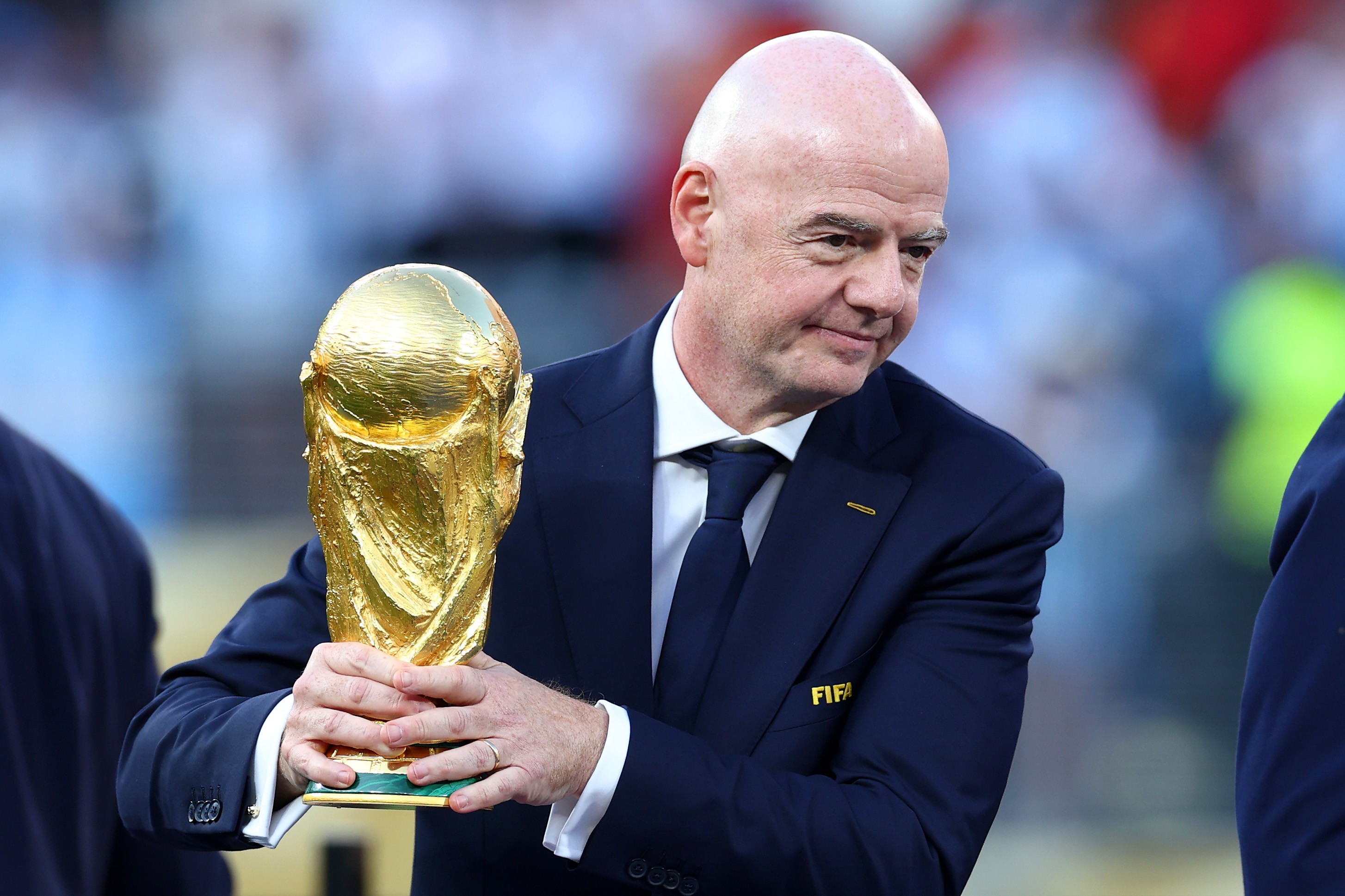 Uefa planeja investigar se Infantino tentou vender barato participações na Copa do Mundo, diz jornal