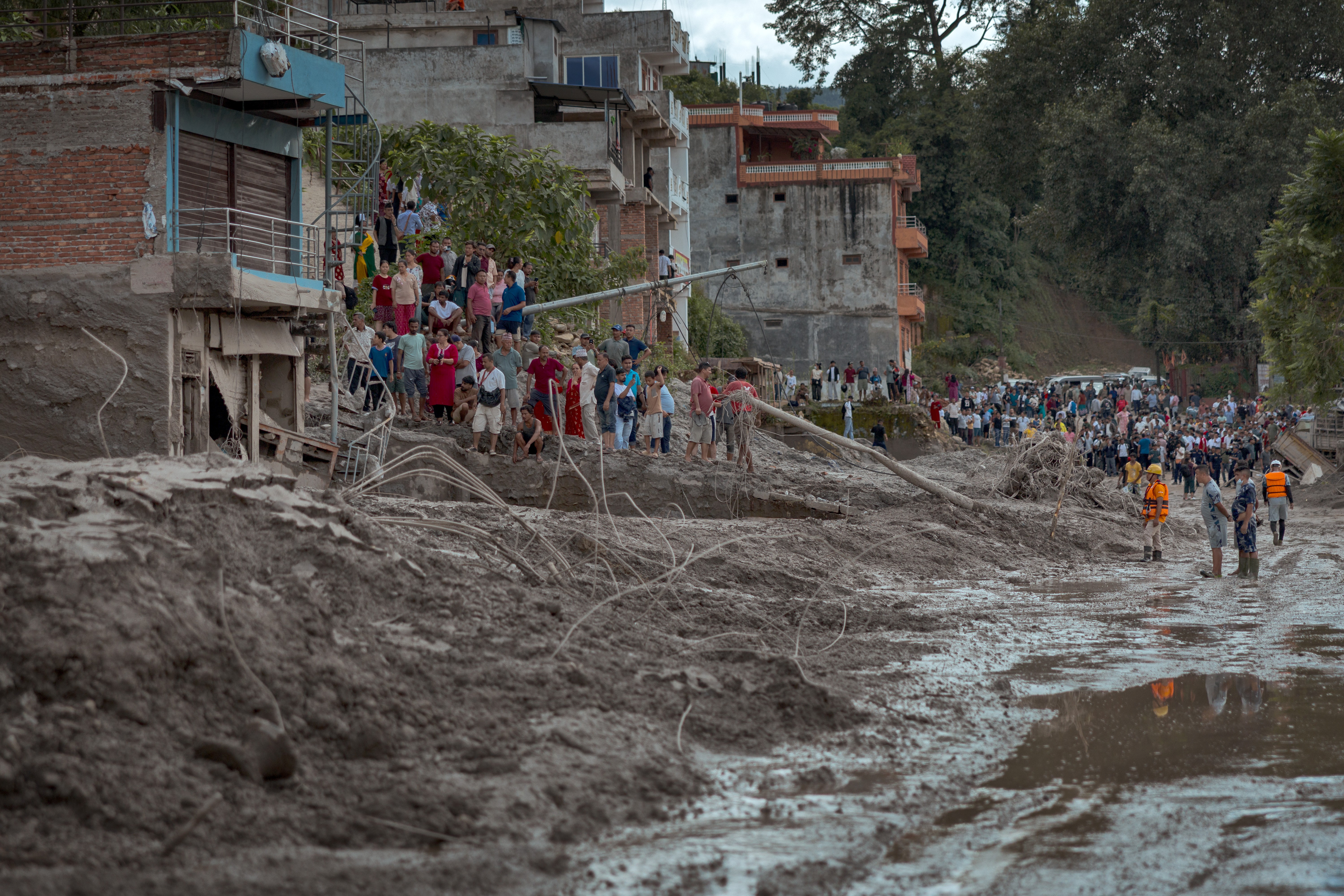 Número de mortos no Nepal passa de 790; resgate avança com dificuldade