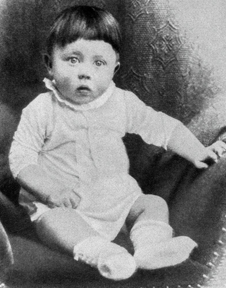 ORIGEM - O beb&ecirc; Adolf: alguns meses na resid&ecirc;ncia