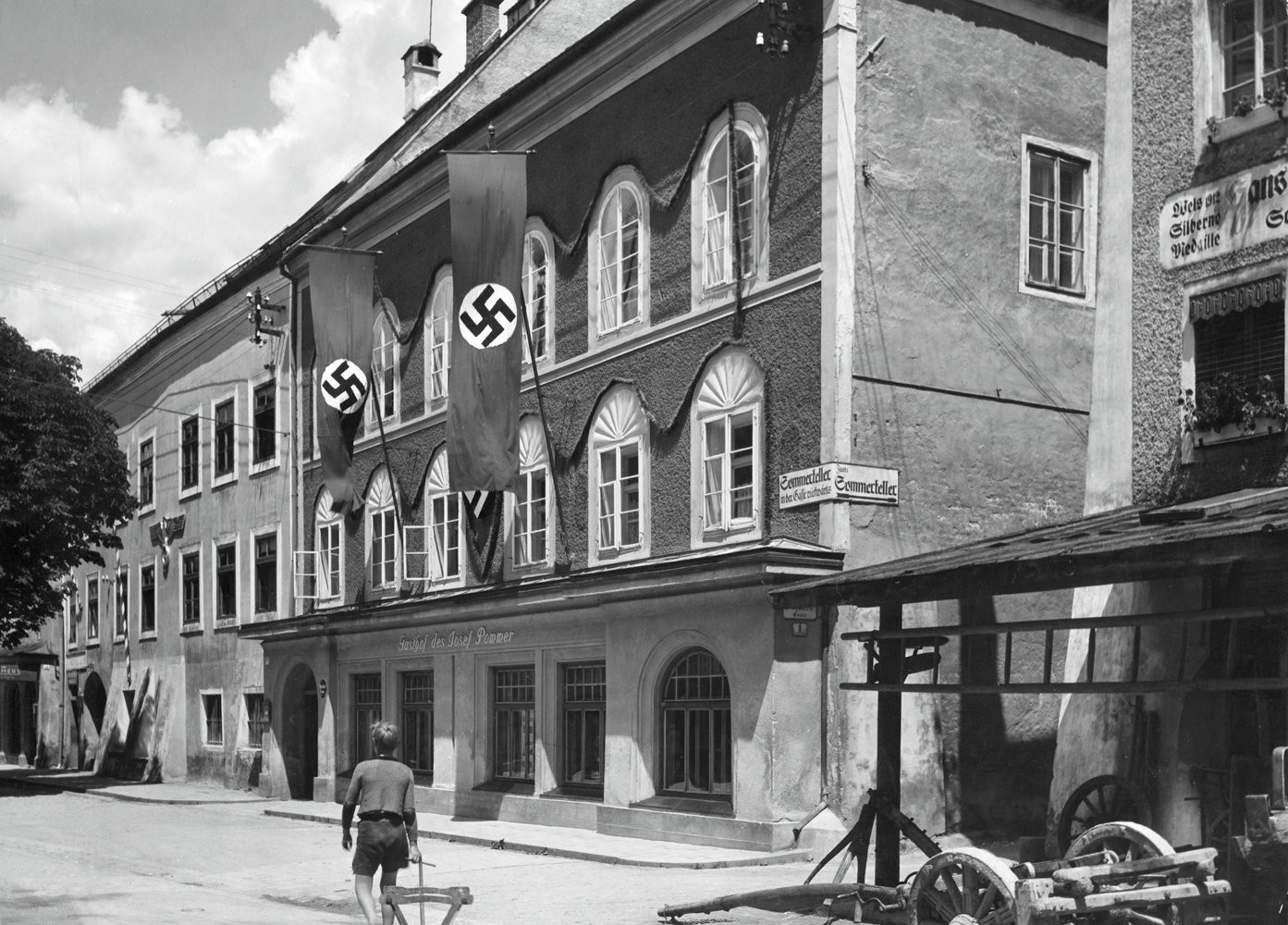 ORIGINAL -&ensp;A constru&ccedil;&atilde;o, com as su&aacute;sticas, no fim dos anos 1930: uma mem&oacute;ria que incomoda at&eacute; hoje