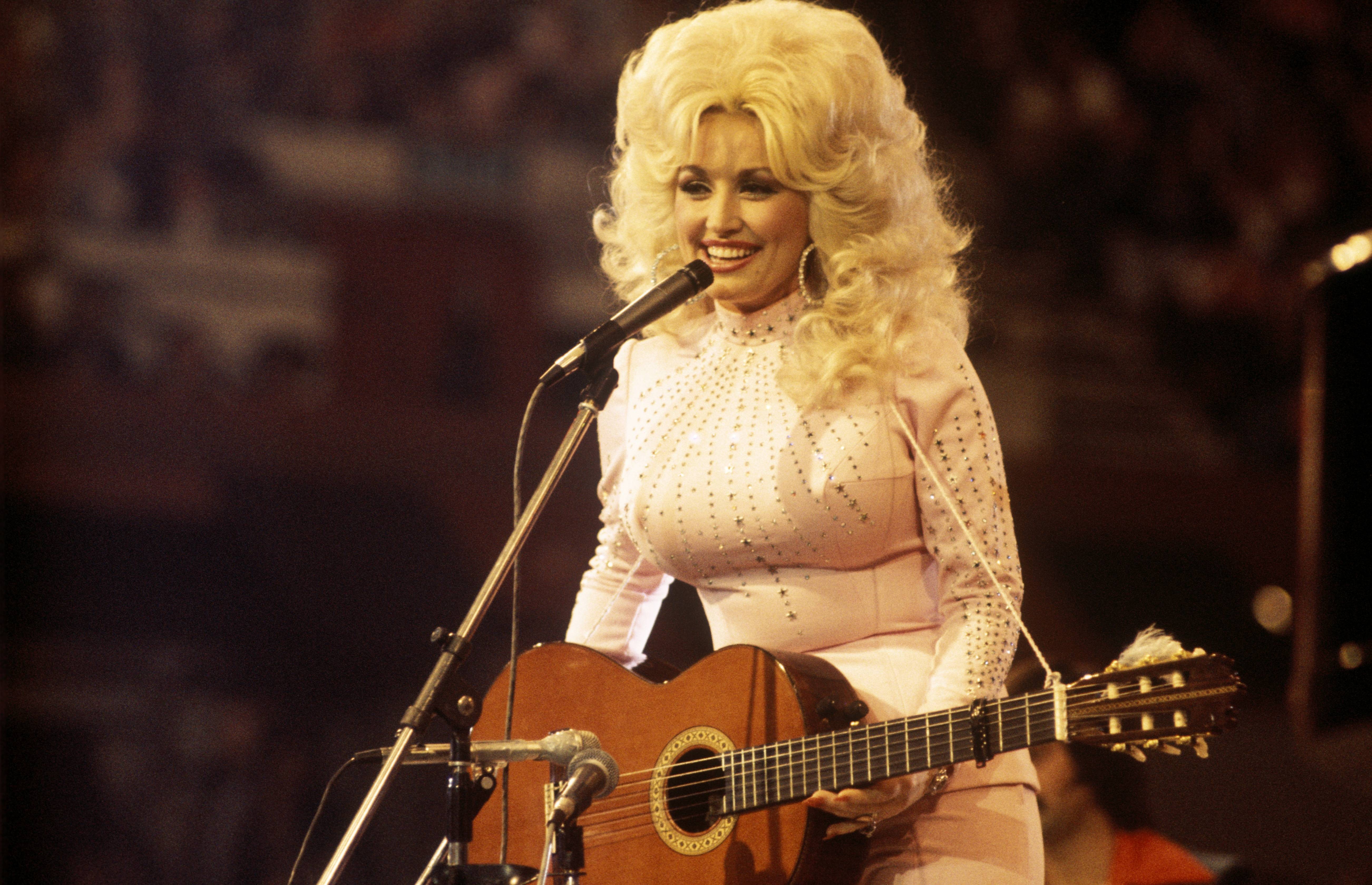 A cantora Dolly Parton em 1976: cabelos mega volumosos