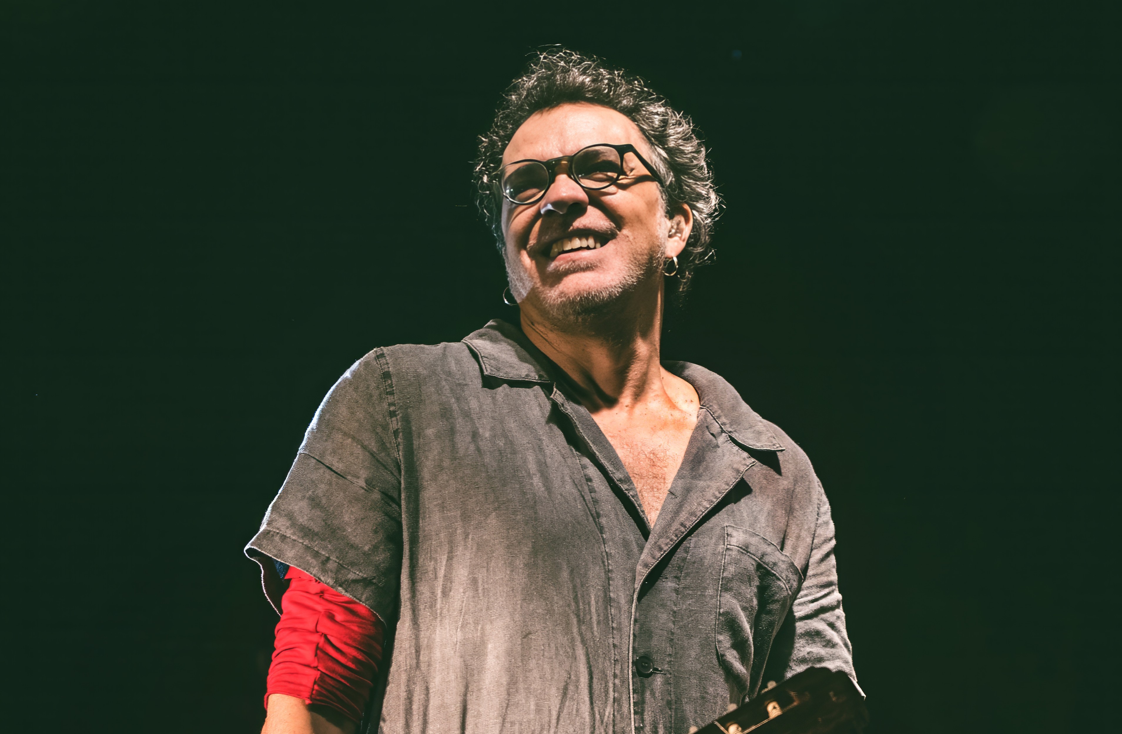 ‘É errado continuar cantando músicas interpretadas como agressivas’, diz Paulinho Moska