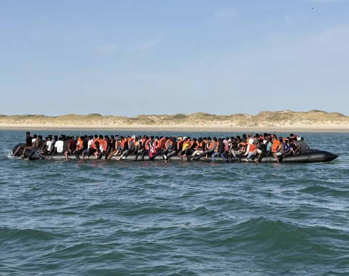 Número recorde de imigrantes atravessa Canal da Mancha em direção ao Reino Unido