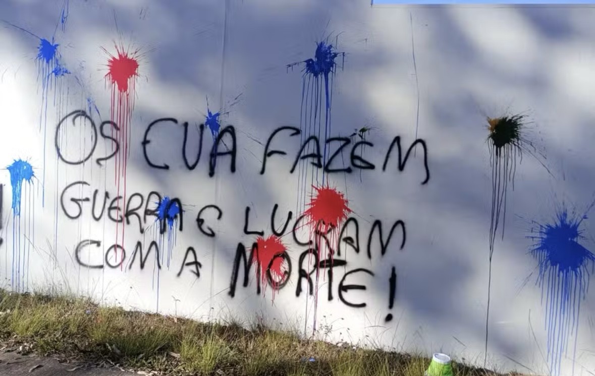 Embaixada dos EUA em Brasília é pichada com frases antiguerra em meio a tensões Lula-Trump