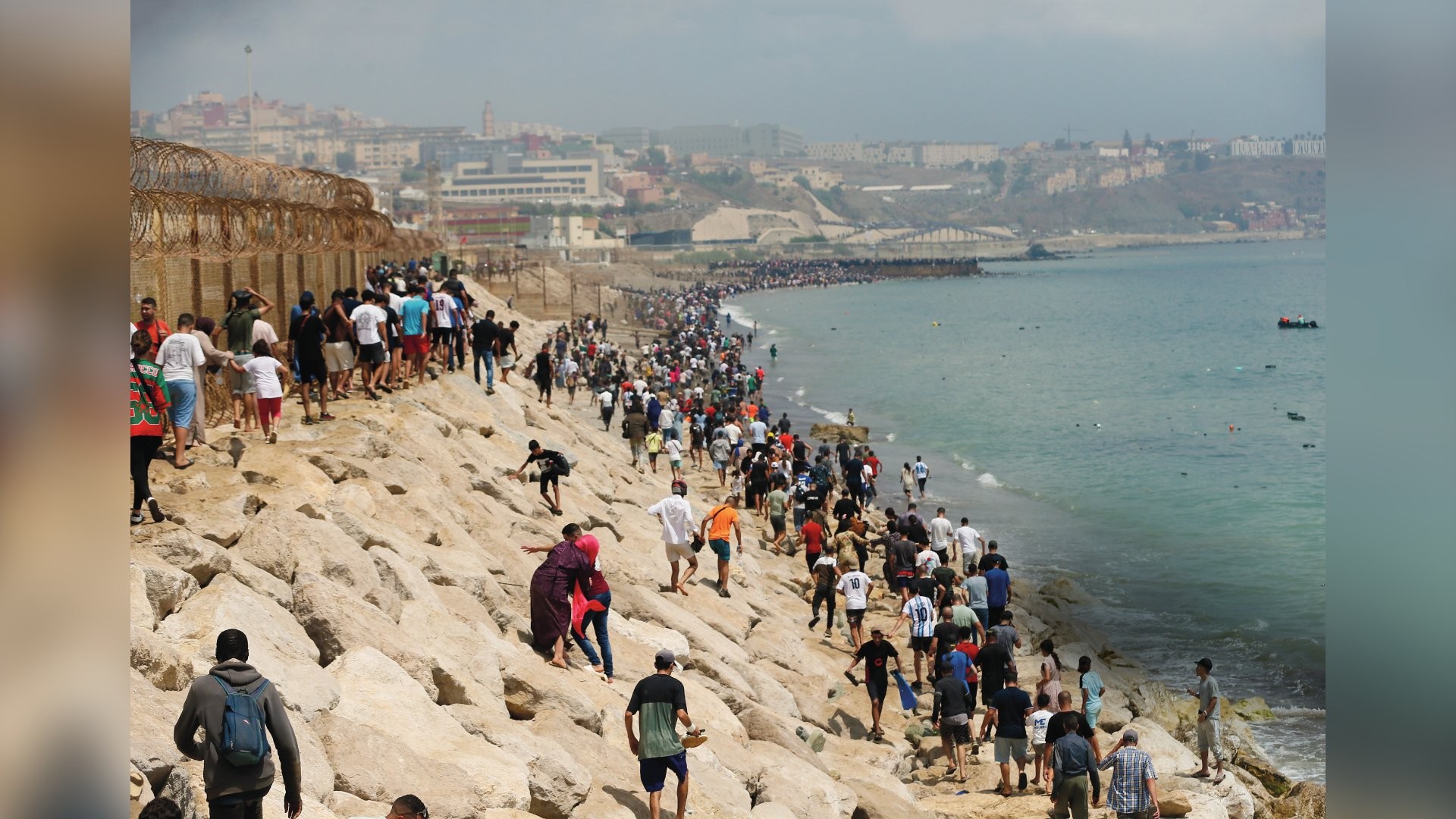 Muros mais altos: cenas caóticas em Ceuta aumentam aversão aos imigrantes na Europa