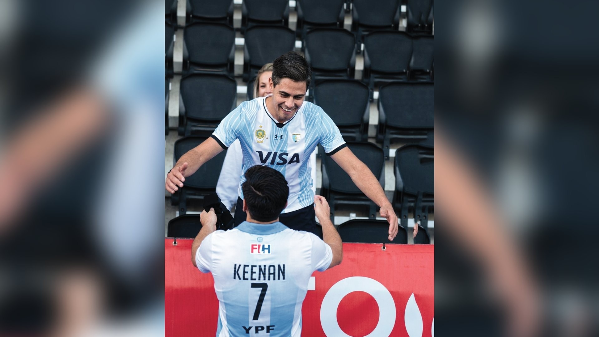 Premiê holandês, Rob Jetten se divide ao torcer por noivo argentino