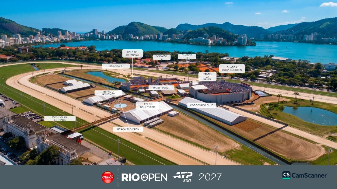 Vista a&eacute;rea do Jockey Club Brasileiro no Rio de Janeiro, com a Lagoa Rodrigo de Freitas e montanhas ao fundo. O complexo esportivo est&aacute; preparado para o Rio Open ATP 500 2027, com quadras de t&ecirc;nis, tendas de eventos como Leblon Boulevard e Corcovado Club, e &aacute;reas como Pra&ccedil;a Rio Open e Espa&ccedil;o Gourmet. A Quadra Guga Kuerten se destaca com arquibancadas cheias. O c&eacute;u &eacute; azul e o dia ensolarado