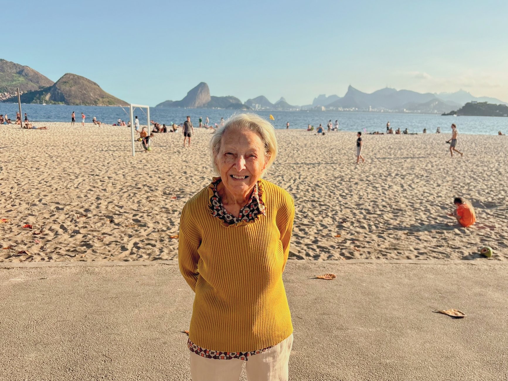 NUNCA PARAR - A professora aposentada Ruth Roder, 97, diz que, ao se manter em movimento, garante a autonomia e aplaca a ansiedade que &agrave;s vezes bate. &ldquo;Nunca perco a alegria de viver&rdquo;, garante ela, que faz tudo sozinha.