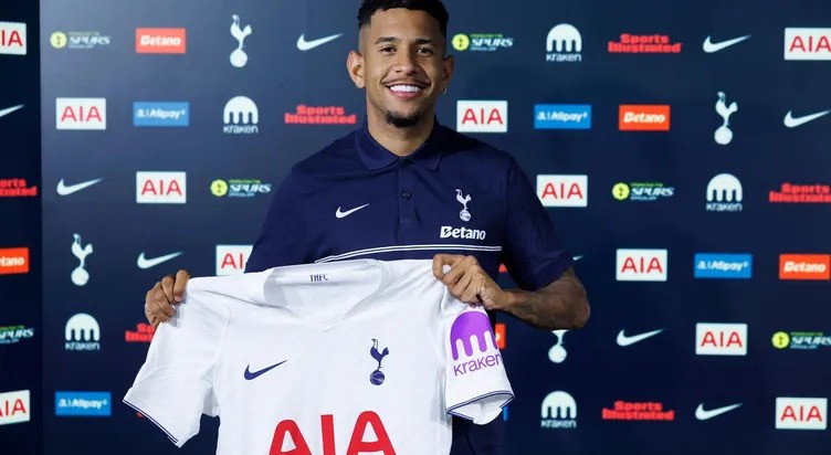 Tottenham oficializa contratação de Savinho, atacante brasileiro vindo do Manchester City