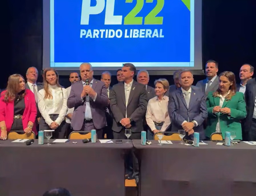 Flávio Bolsonaro anuncia Alfredo Gaspar como seu vice na chapa à Presidência
