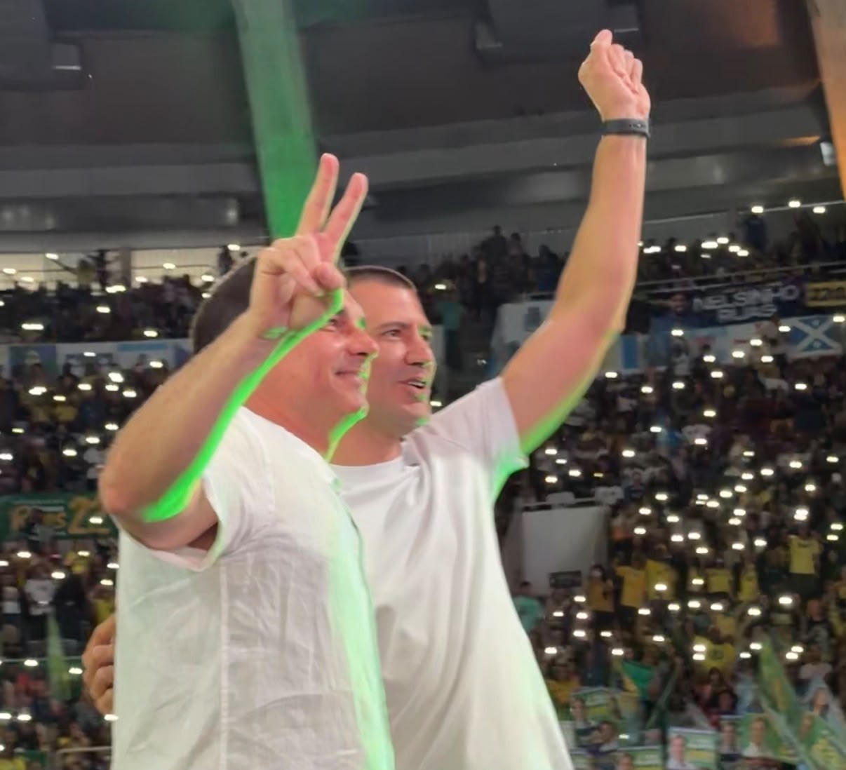 Em ato no Rio, Flávio Bolsonaro defende Bolsa Família e castração química para estupradores