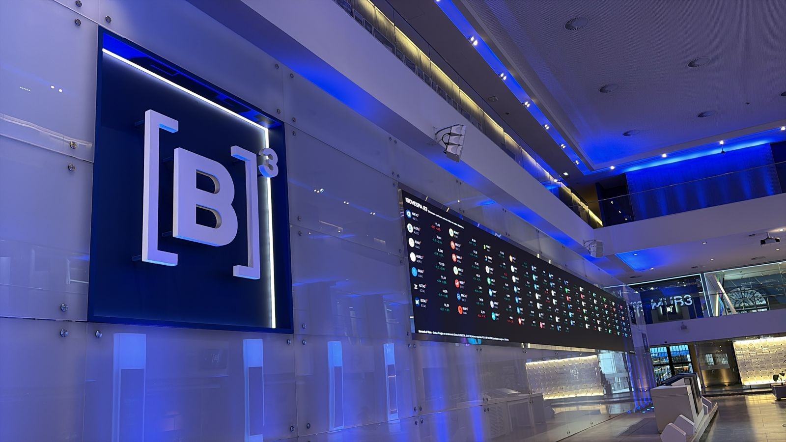 Ibovespa tem forte avanço de mais de 3% de olho em pesquisas eleitorais