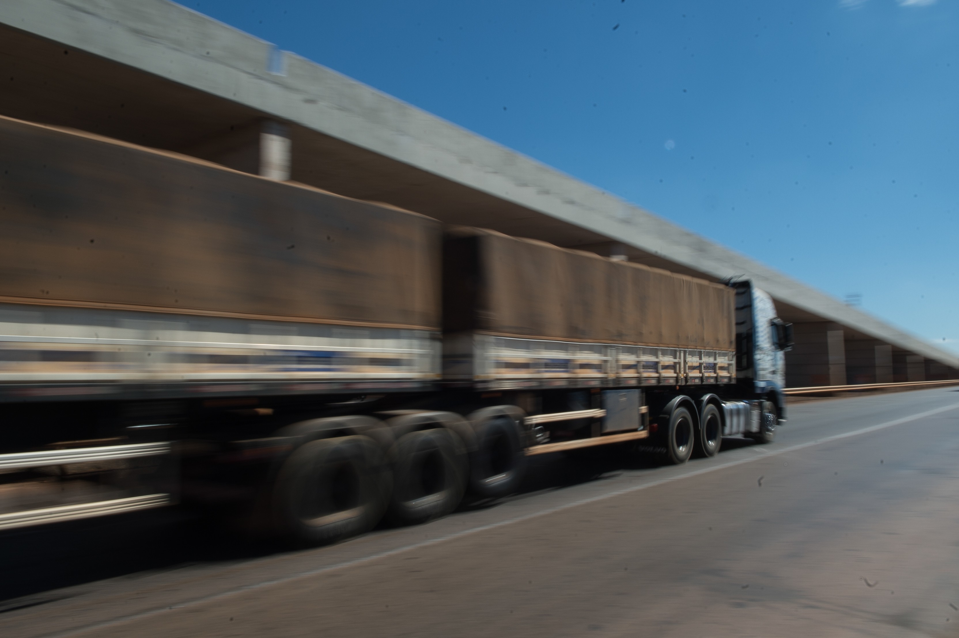 Incerteza sobre nova lei do frete derrubou cargas em até 40% e lotou silos