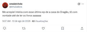 Captura de tela de um tweet da usu&aacute;ria @emuladora, com a foto de perfil de uma pessoa de cabelos longos e escuros. O texto diz: Me arrepiei inteira com esse &uacute;ltimo ep de a casa do Drag&atilde;o, t&ocirc; com vontade at&eacute; de ler os livros aaaaaa. Abaixo, a data 10 de agosto de 2026 e 63 Visualiza&ccedil;&otilde;es