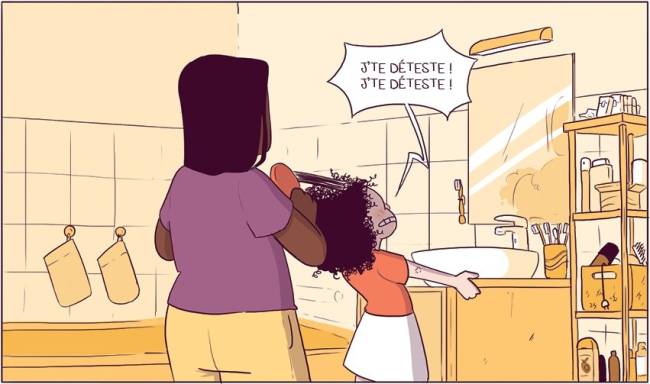 Uma mulher de pele escura, com blusa roxa e cal&ccedil;a amarela, penteia o cabelo crespo de uma menina de blusa laranja e saia branca, que parece irritada. A menina grita JTE D&Eacute;TESTE! JTE D&Eacute;TESTE! (Eu te odeio! Eu te odeio!) em um bal&atilde;o de fala. Elas est&atilde;o em um banheiro com pia, espelho e prateleiras cheias de produtos