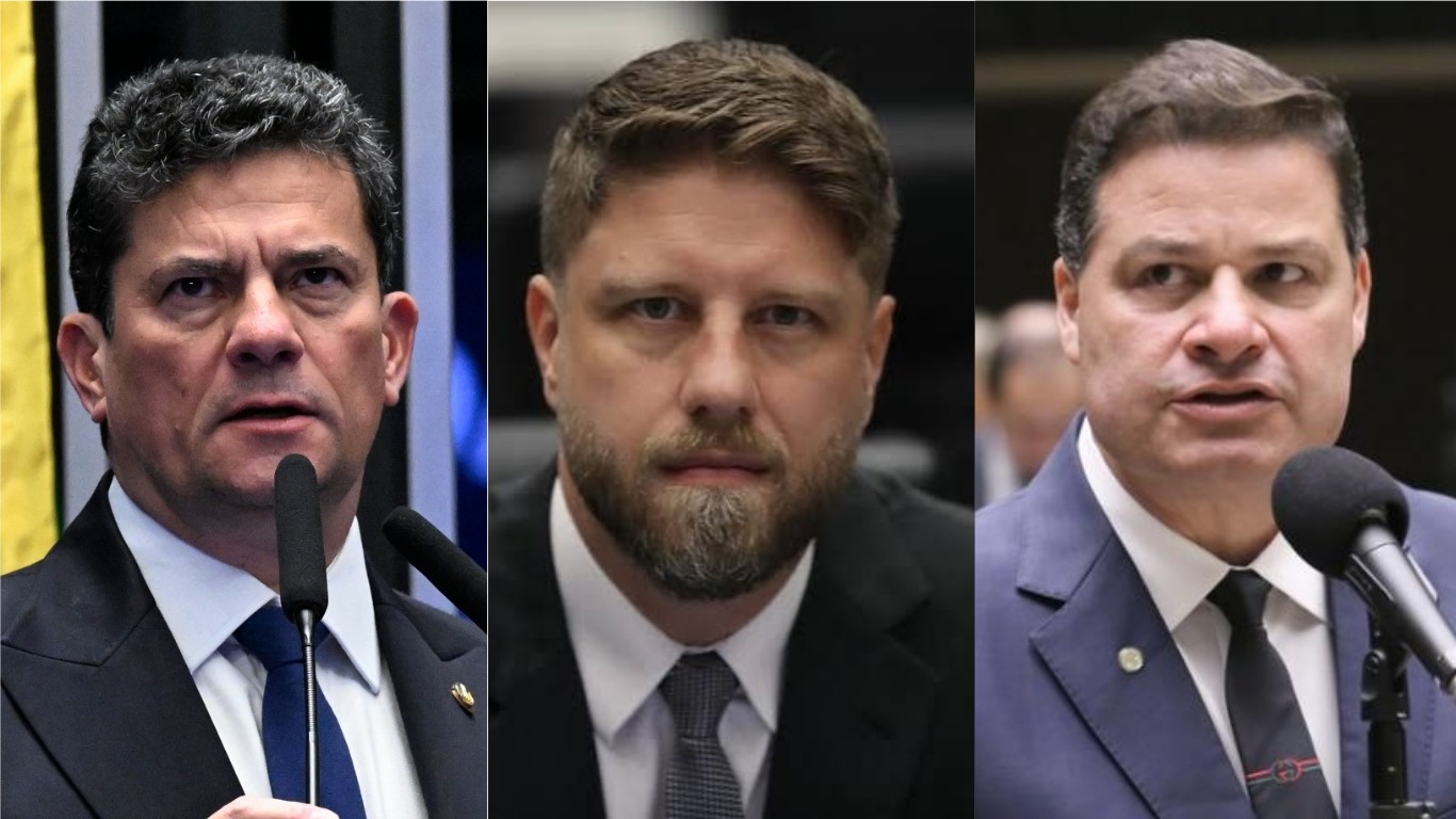 Três homens em close-up, da esquerda para a direita: Sergio Moro, de terno azul-marinho e gravata azul, falando ao microfone; Requião Filho, de terno preto e gravata cinza, com barba; e Sandro Alex, de terno azul-marinho e gravata preta, falando ao microfone