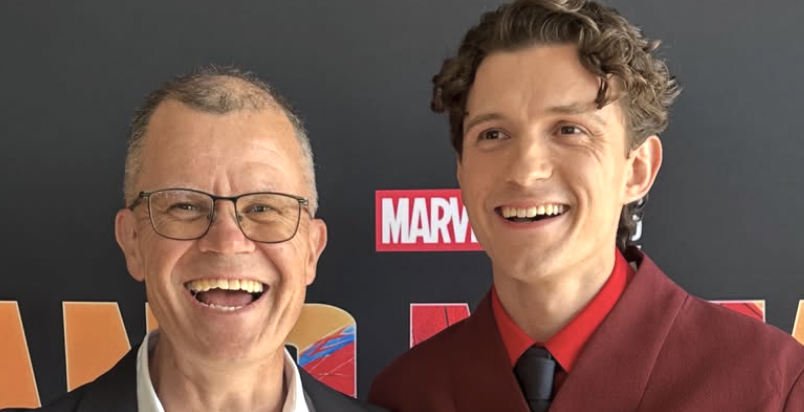 Comediante e pai de Tom Holland debocha da fama do filho como Homem-Aranha
