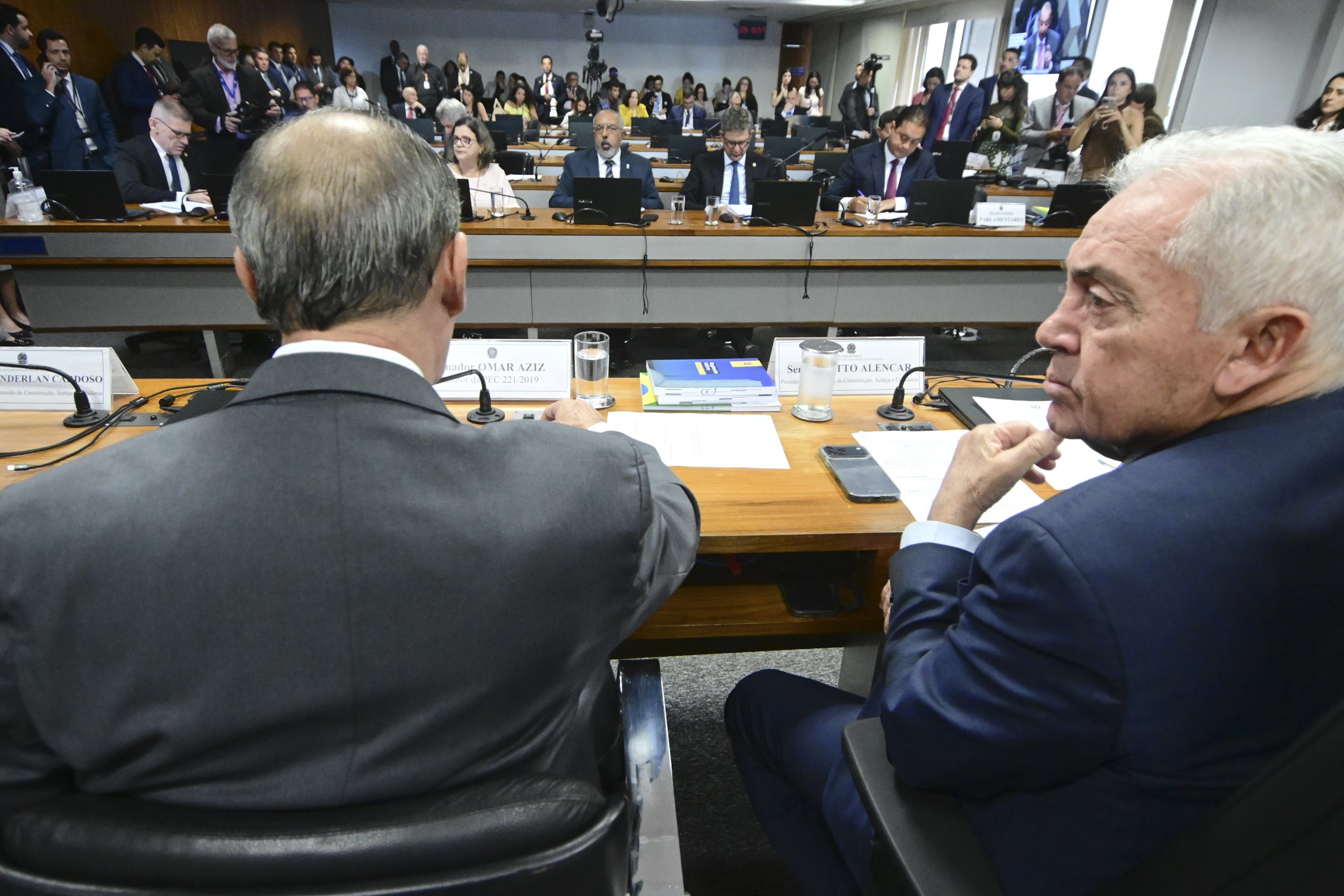 A gritaria entre os senadores durante a votação do fim da escala 6×1