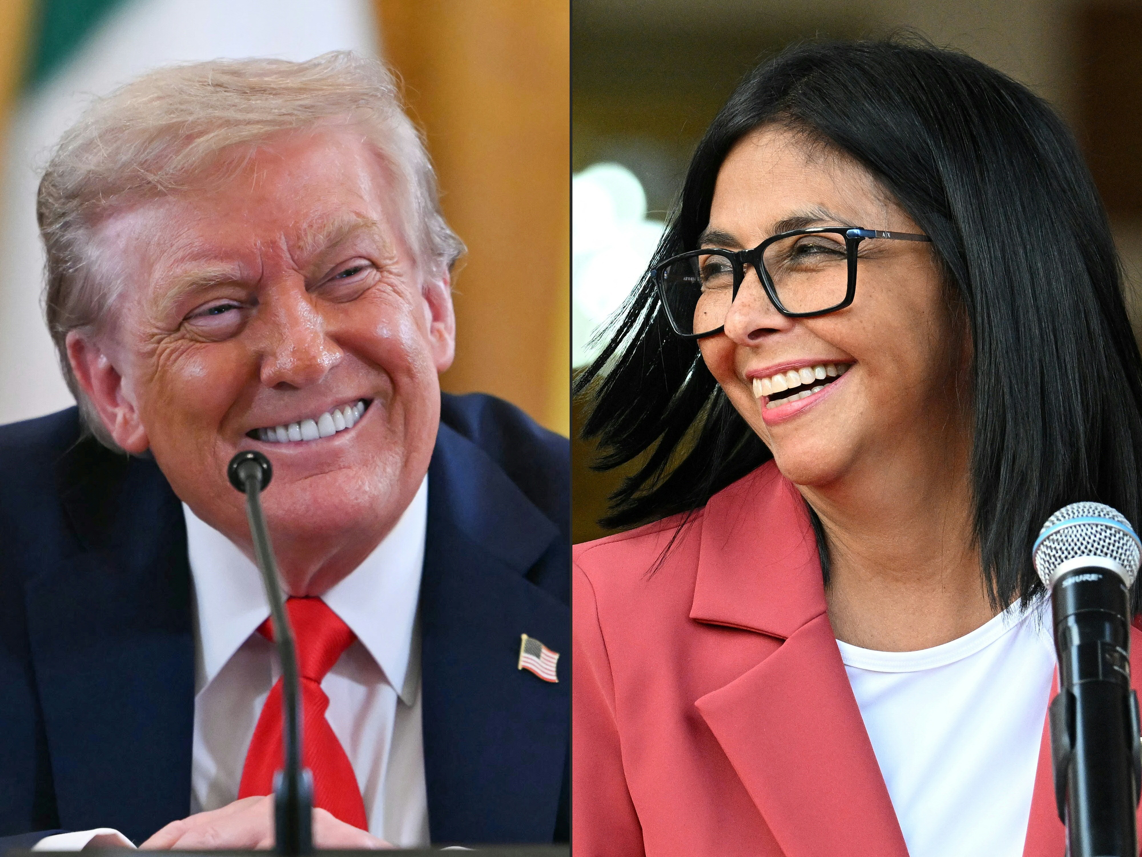 Donald Trump, de terno azul e gravata vermelha, sorri amplamente à esquerda, com um microfone à frente. À direita, uma mulher de cabelos escuros, óculos e blazer rosa, também sorri, com um microfone ao lado
