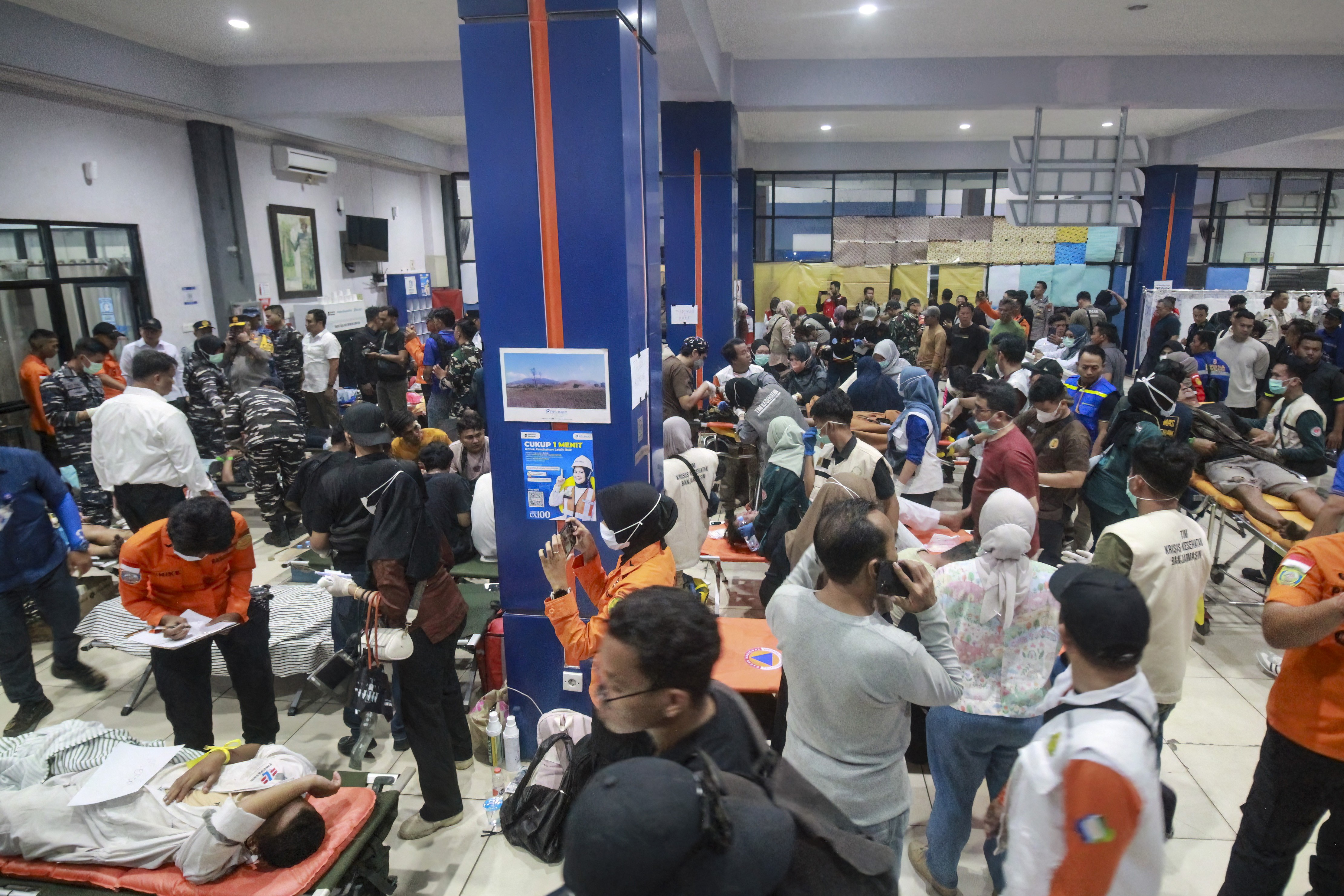 Balsa vira na Indonésia e deixa ao menos seis mortos e 130 desaparecidos
