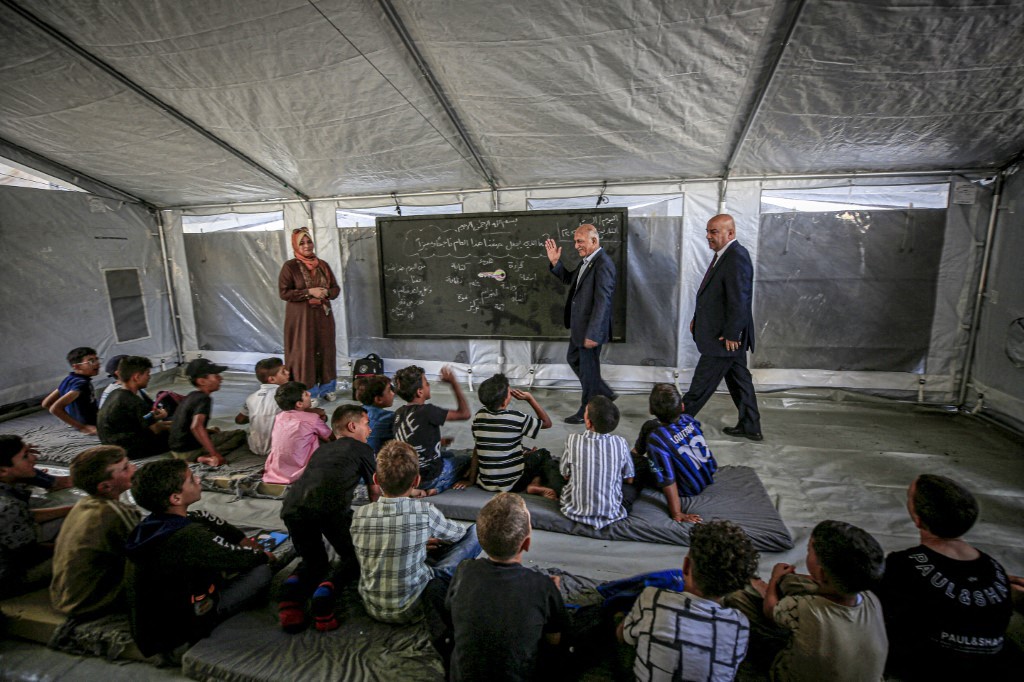 Após quase três anos, crianças de Gaza retomam as aulas em escolas improvisadas