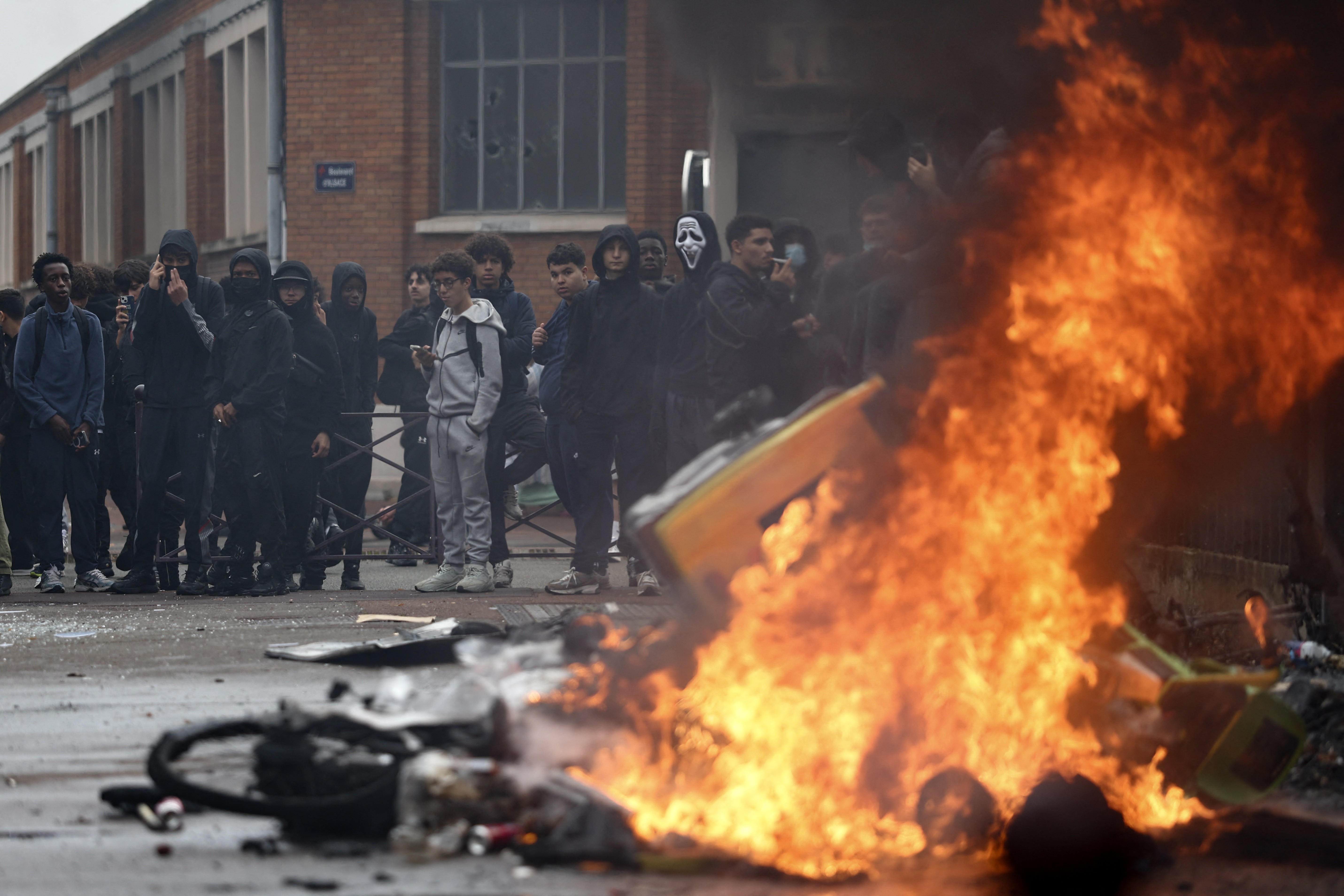 Protestos contra cortes de gastos públicos se espalham pela França e deixam centenas de detidos