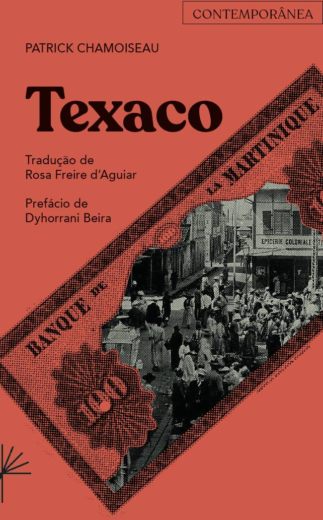 Capa do livro Texaco de Patrick Chamoiseau. Fundo vermelho com t&iacute;tulo em preto. Uma imagem em preto e branco de uma rua movimentada com pessoas e edif&iacute;cios, emoldurada por um selo de BANQUE DE LA MARTINIQUE 100 em diagonal