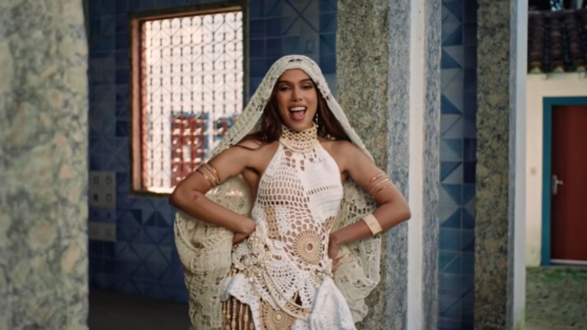 Anitta fala sobre pressão estética e admite excesso de procedimentos