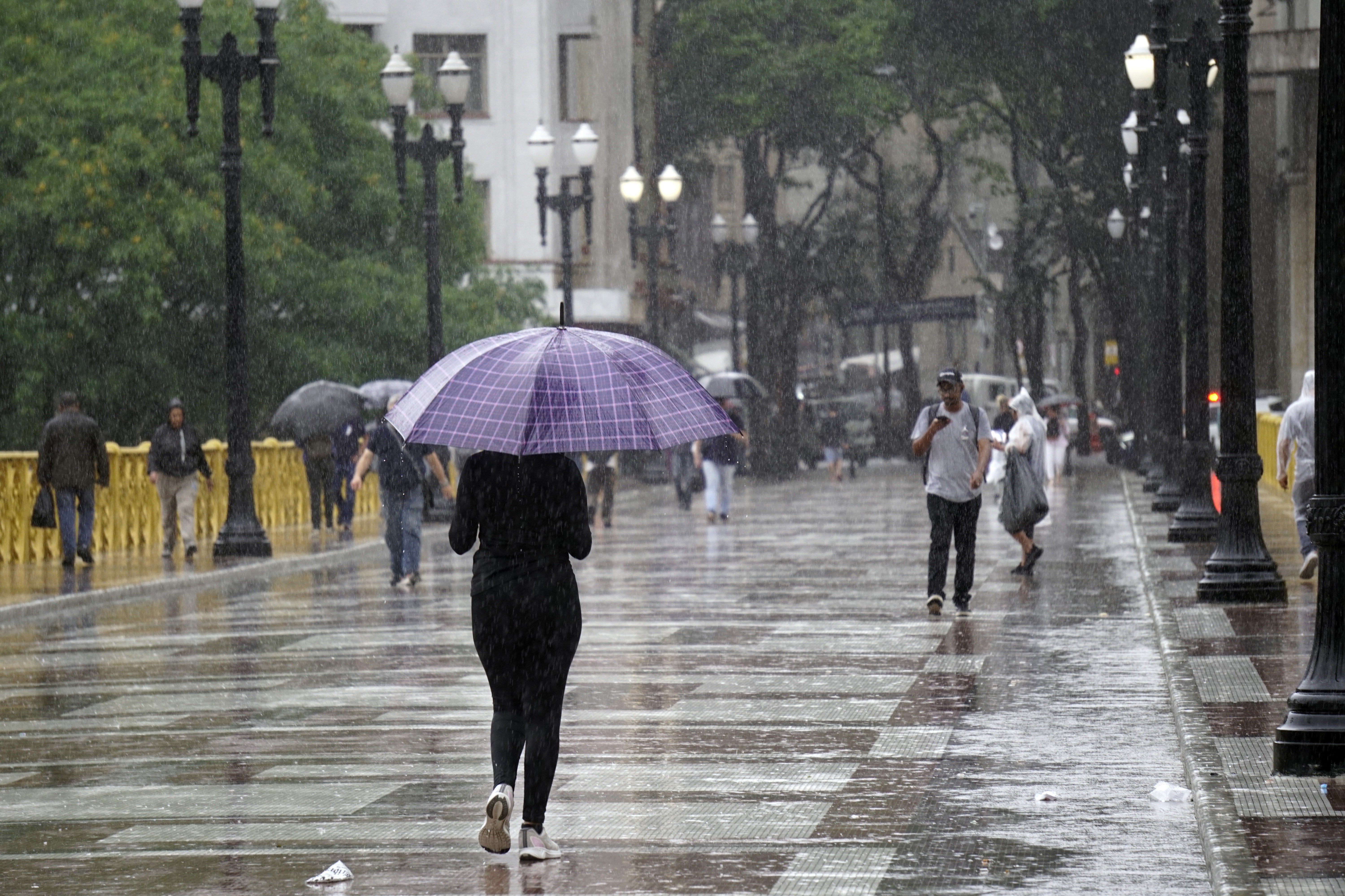 Ciclone e risco de tornado colocam centro-sul sob alerta até sábado: veja as áreas afetadas