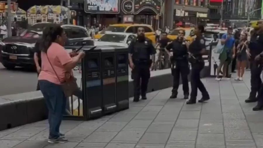 Vídeo: ataque a facadas na Times Square deixa um morto e agressora é baleada pela polícia