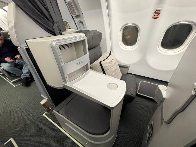 Noite de sono garantida: o assento reclina a 180 graus e vira uma verdadeira cama (full flat bed)