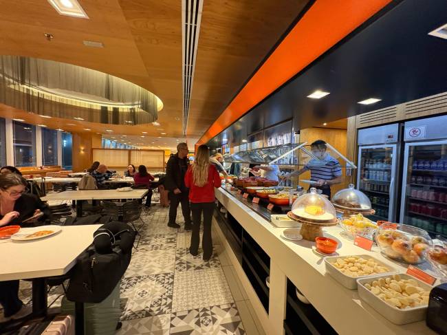 A experi&ecirc;ncia premium come&ccedil;a antes do embarque: os passageiros da classe executiva t&ecirc;m acesso ao Lounge Gol Smiles (a sala vip), com lanches e refei&ccedil;&otilde;es r&aacute;pidas, al&eacute;m de espa&ccedil;os para descansar ou trabalhar
