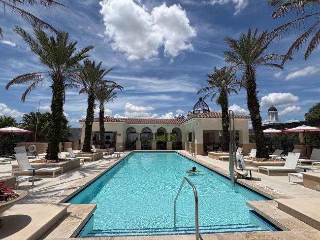 Arte, conforto e lazer: o hotel-boutique The Alfond Inn conta com uma academia de &uacute;ltima gera&ccedil;&atilde;o, sauna e duas piscinas externas