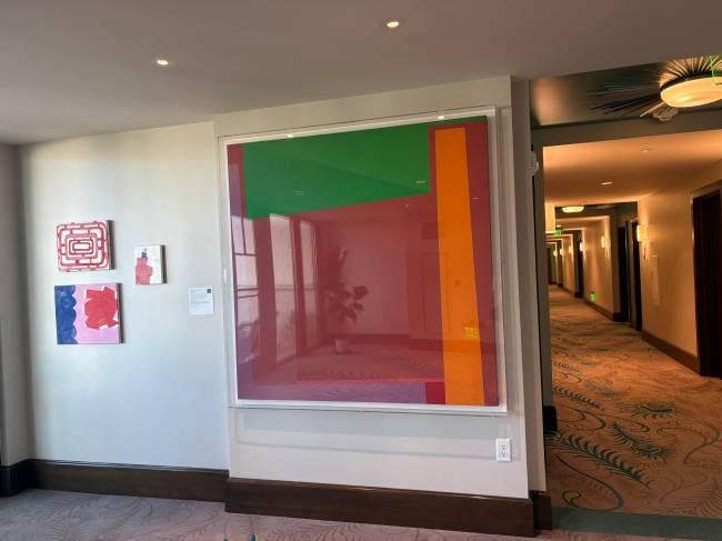 Obras de arte pelas &aacute;reas comuns do hotel: o Alfond Inn funciona como extens&atilde;o formal do Rollins Museum of Art e abriga exposi&ccedil;&otilde;es rotativas