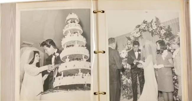 Duas fotos em preto e branco de um casamento. Na esquerda, um casal sorridente corta um bolo de casamento de seis andares. Na direita, o casal troca alian&ccedil;as sob um arco floral, com convidados ao lado
