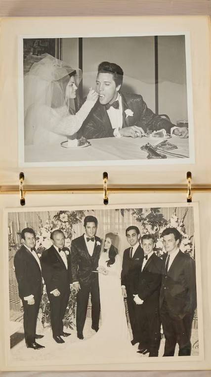 Duas fotos em preto e branco do casamento de Elvis e Priscilla Presley. Na superior, Priscilla, de v&eacute;u, alimenta Elvis com bolo. Na inferior, o casal posa com quatro homens de terno e gravata borboleta, em frente a arranjos florais