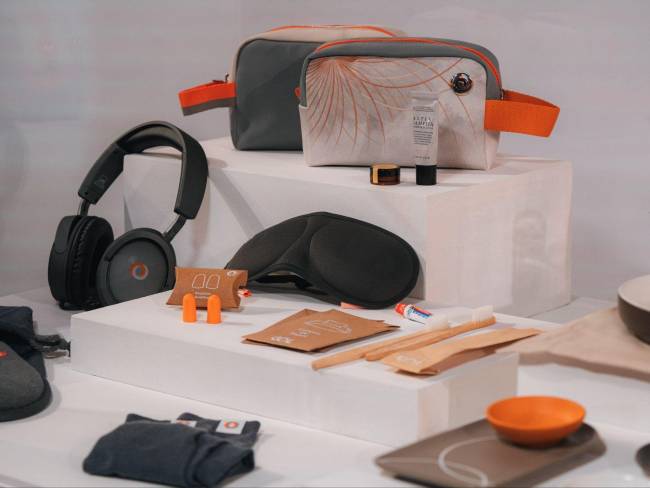 Mimos a bordo: os passageiros recebem fones com cancelamento ativo de ru&iacute;dos e um kit de amenities com produtos exclusivos da Granado