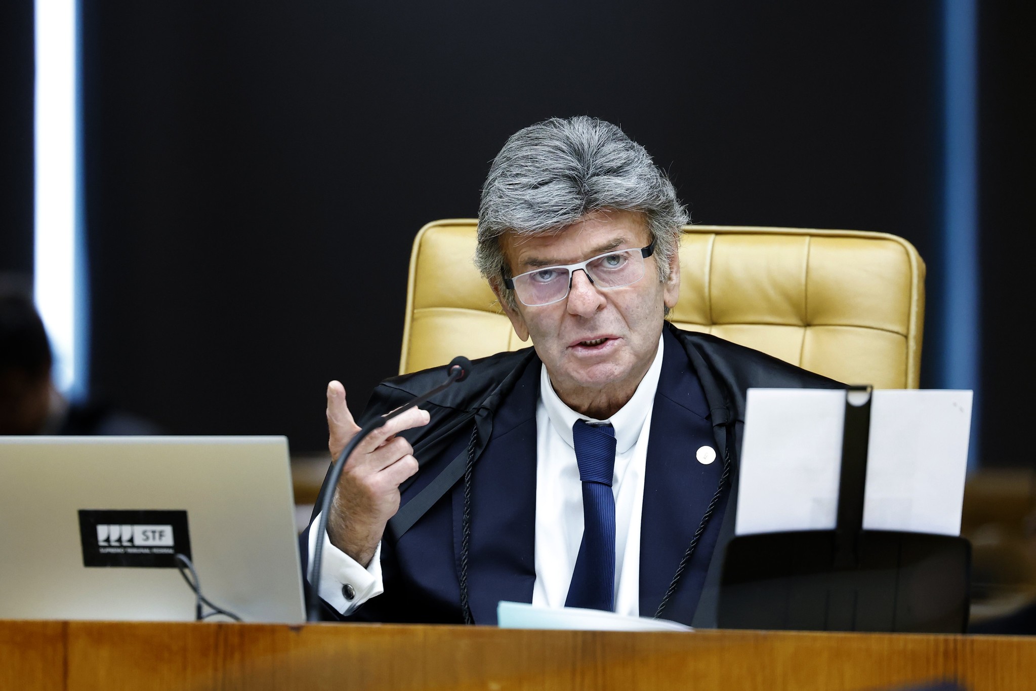 Fux requer acesso a inquéritos de Moraes para avaliar ação que pode anular condenação de Bolsonaro