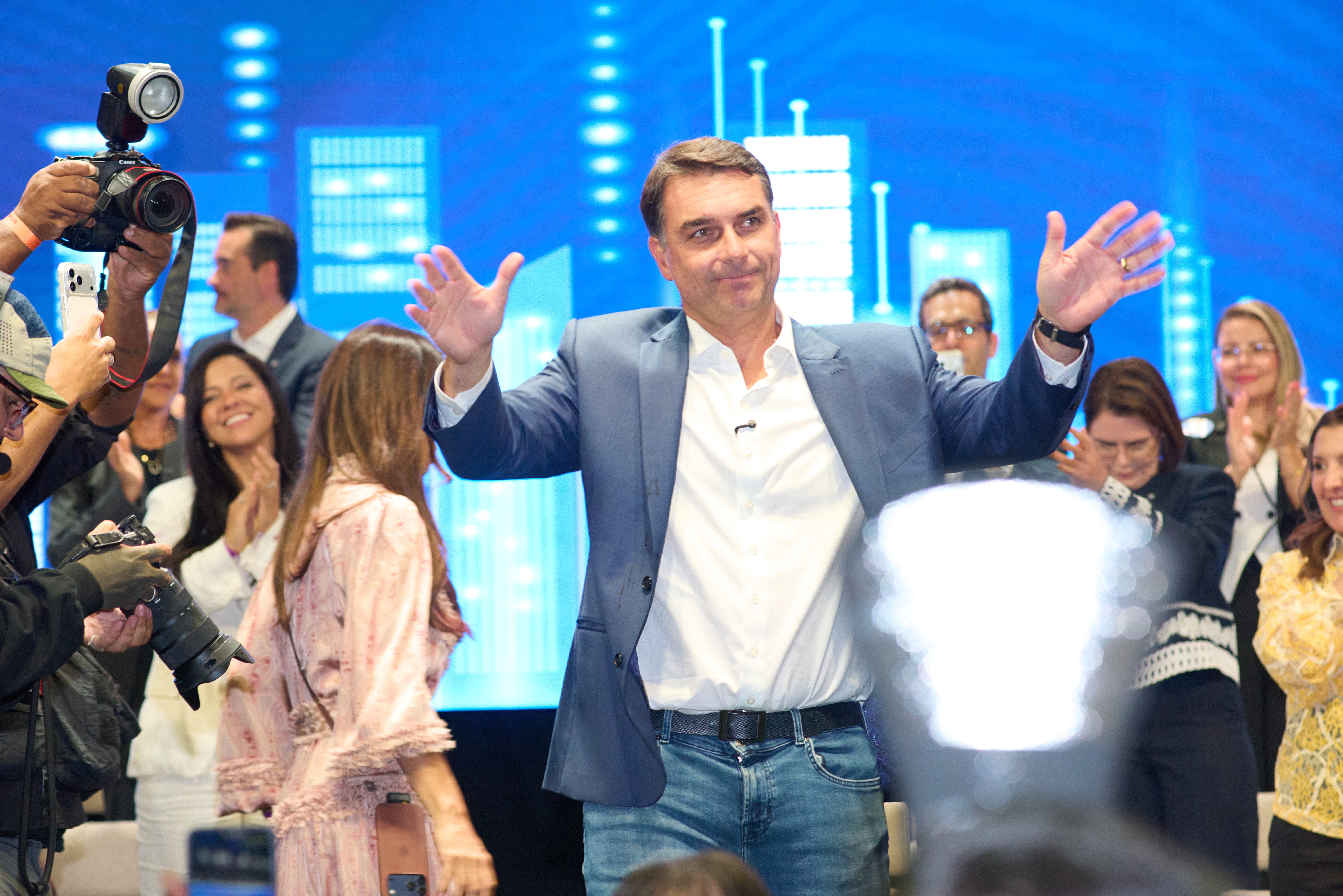 Flávio Bolsonaro promete revogar mais de mil atos normativos no primeiro dia de governo