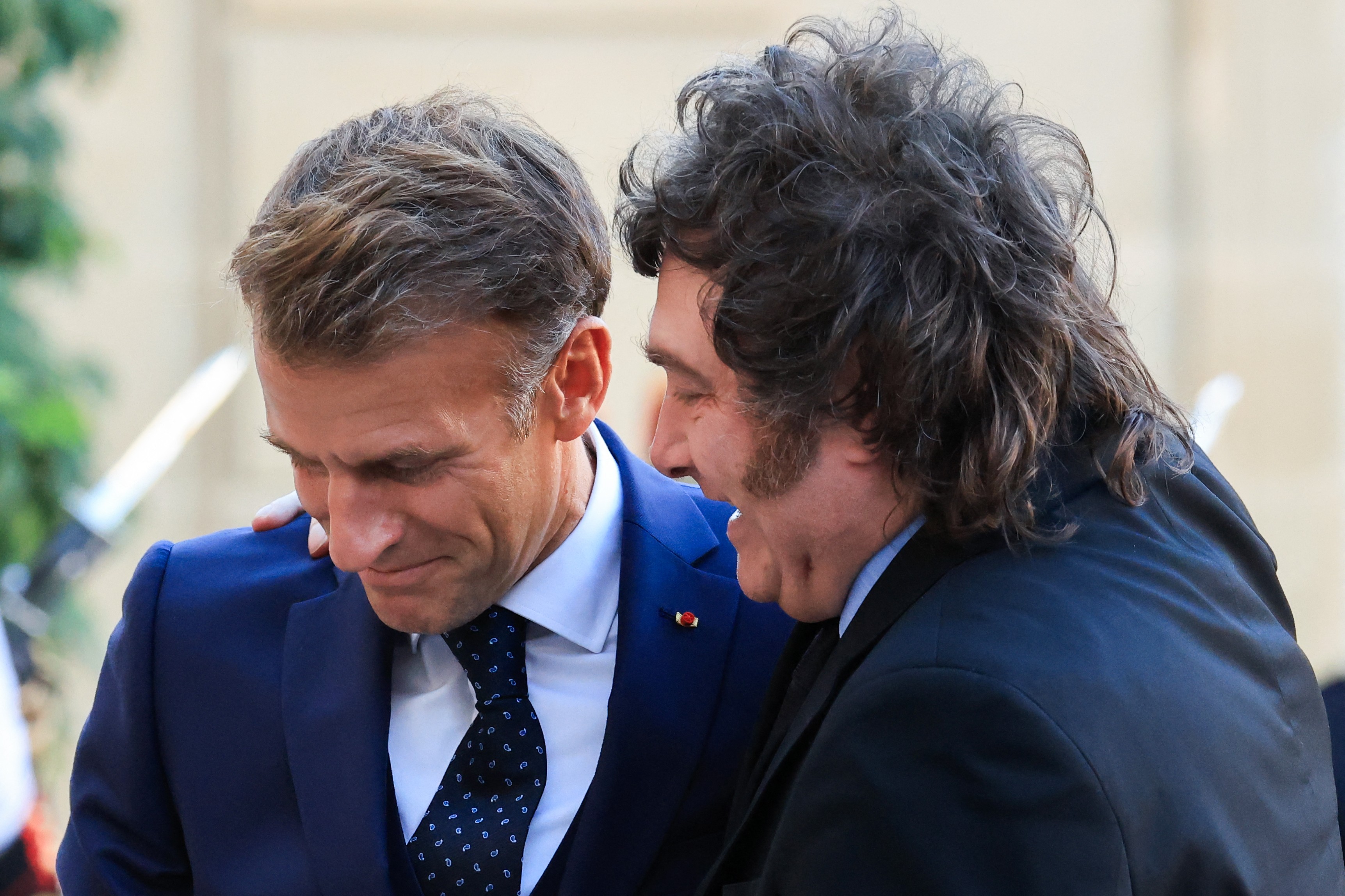 Milei busca investidores na França e anuncia US$ 10 bi em projetos de energia na Argentina