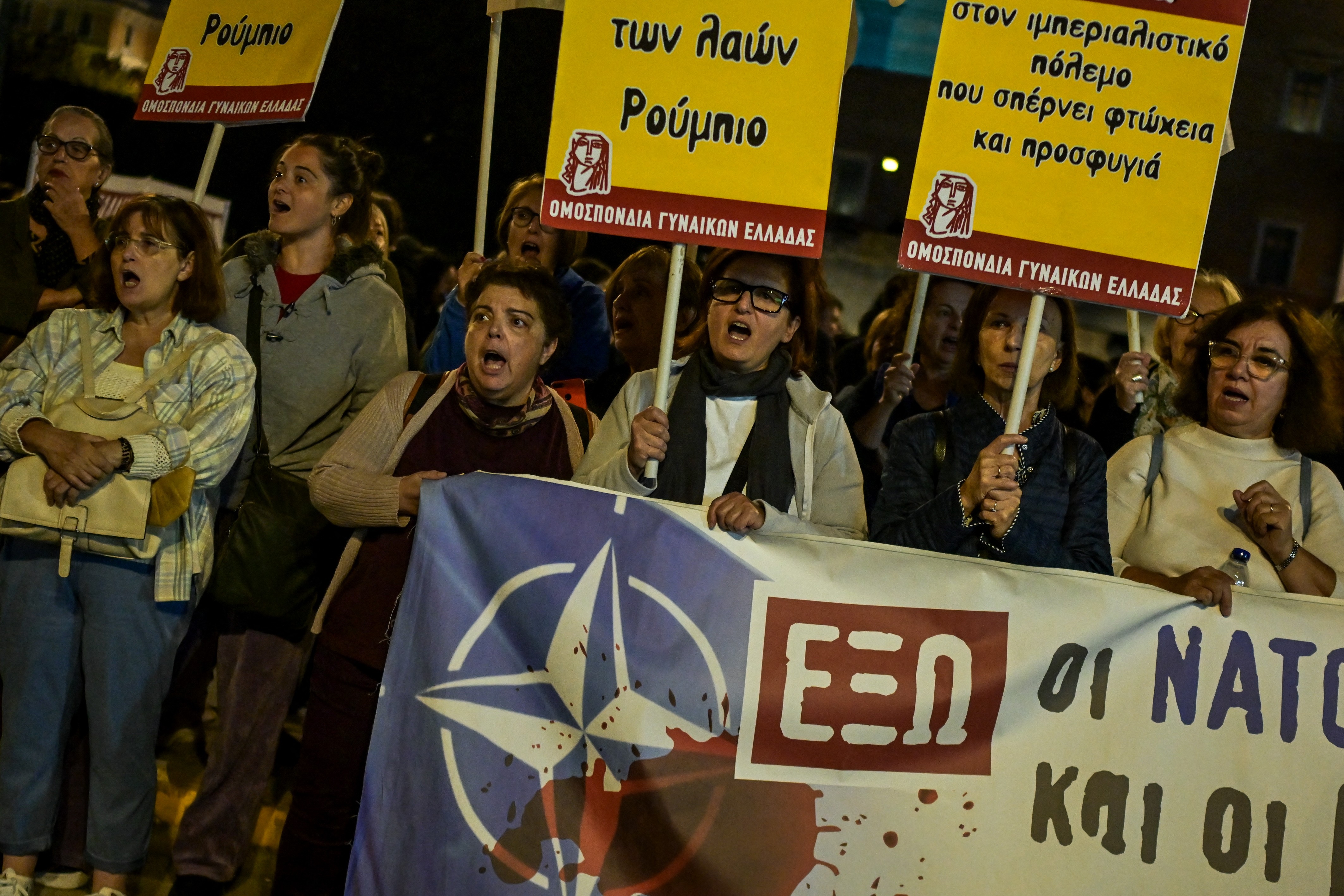 Mais de 2 mil protestam em Atenas contra visita de secretário de Trump