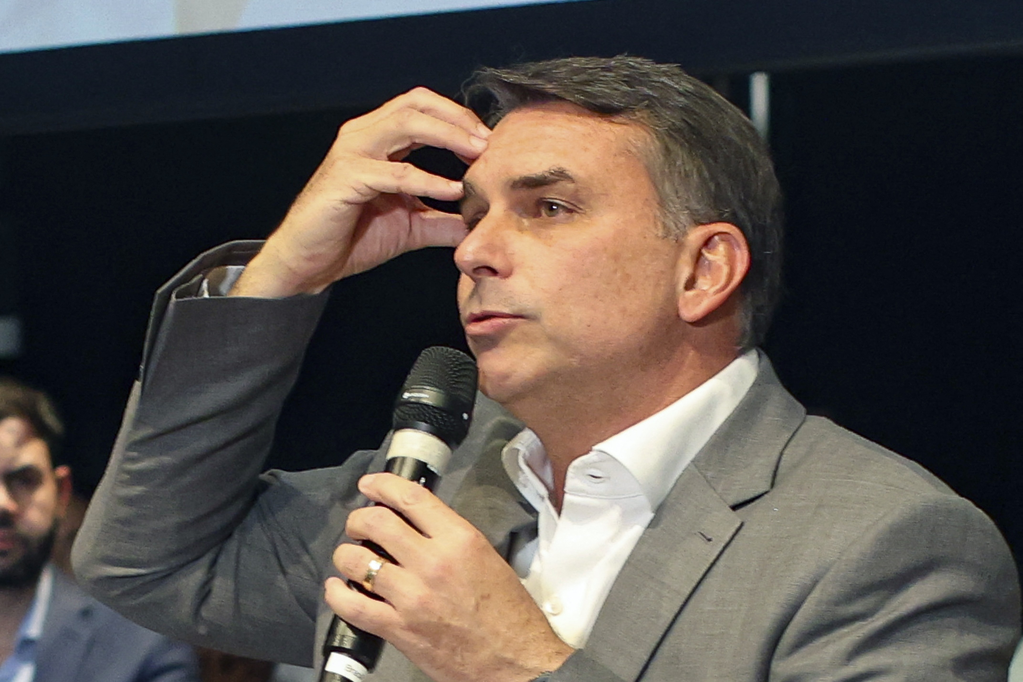 Um surpreendente ‘cabo eleitoral’ para Flávio Bolsonaro na disputa contra Lula