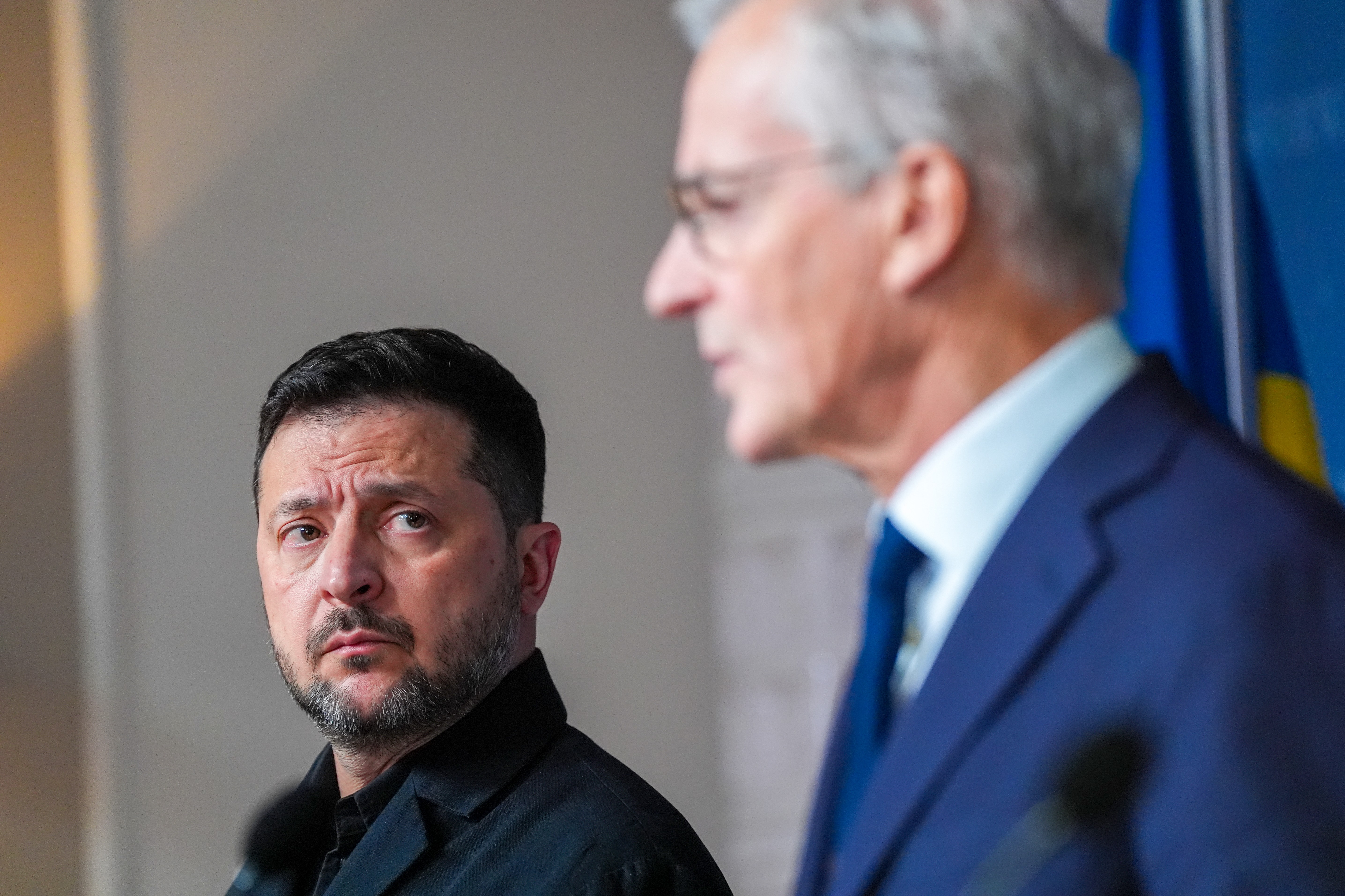 Zelensky se reúne com enviado de Trump em meio a tensão sobre ajuda militar
