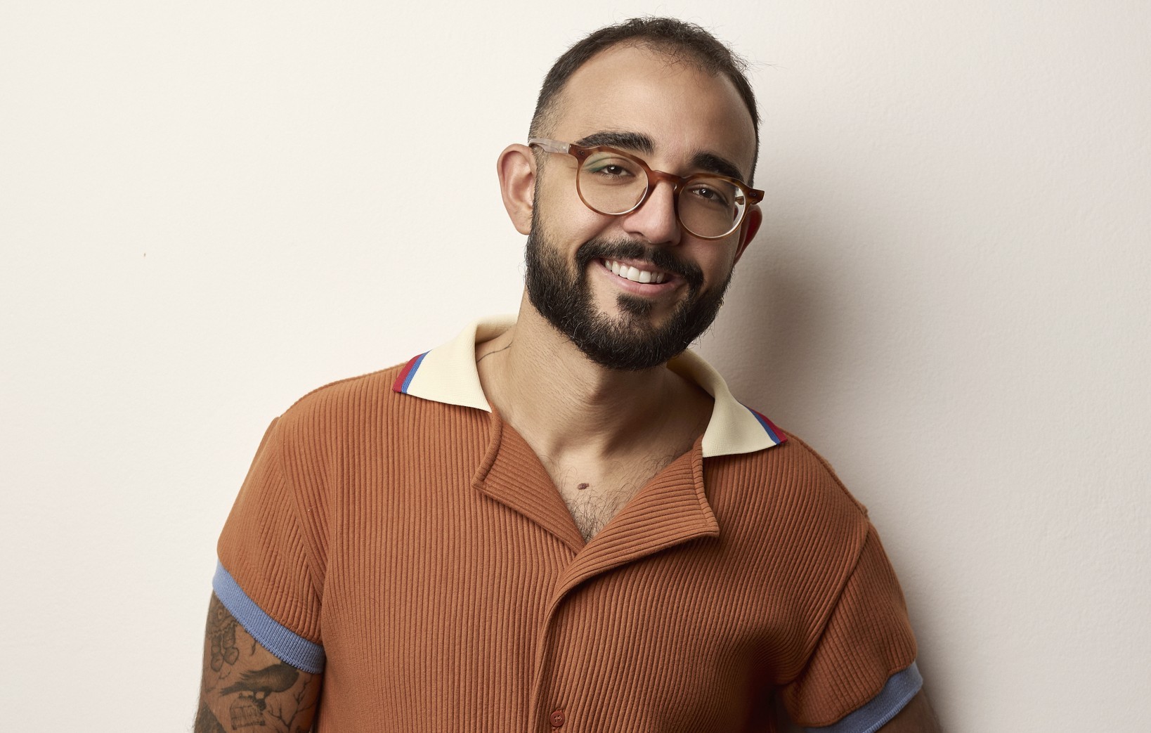 O que é um thriller? Raphael Montes destrincha o gênero no programa Livro Aberto; assista