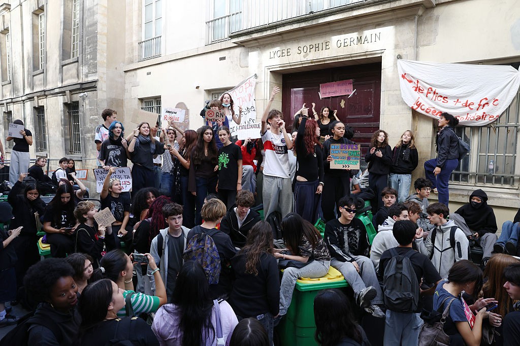Estudante de 15 anos perde a mão em explosão de granada policial durante protestos na França