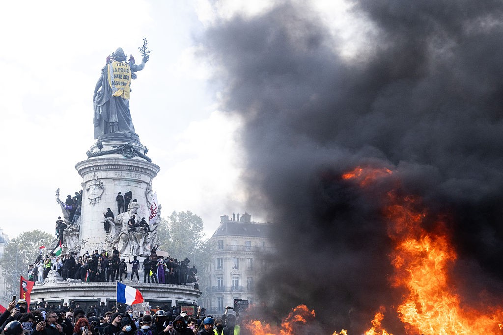 Paris estende toque de recolher pela terceira noite após onda de violência na França
