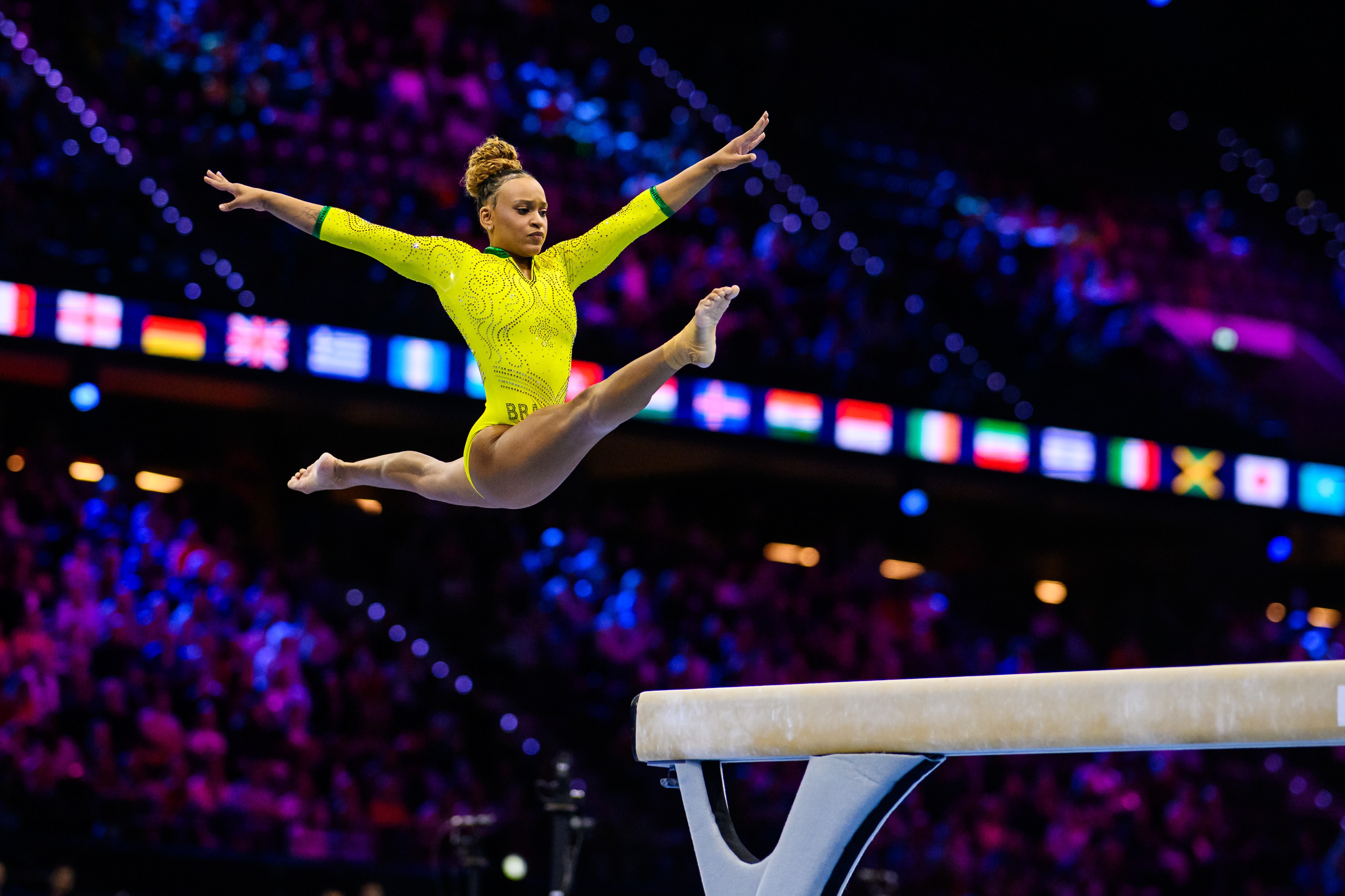 Com Rebeca Andrade e Flávia Saraiva, Brasil compete em cinco finais no Mundial de Ginástica