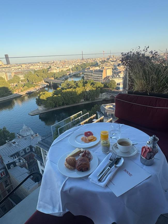 Refei&ccedil;&otilde;es com cart&otilde;es-postais de Paris ao fundo: os restaurantes e bares do cinco estrelas ficam no topo de seu pr&eacute;dio
