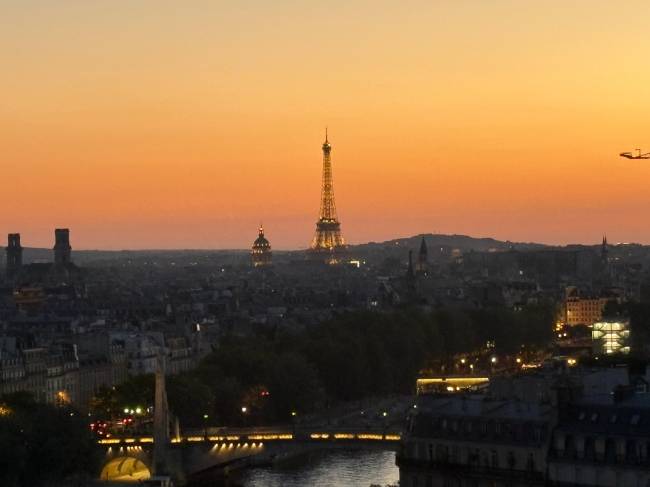 Vista 360 graus da cidade: o hotel, em contraponto com as acomoda&ccedil;&otilde;es tradicionais de Paris, que ficam em constru&ccedil;&otilde;es hist&oacute;ricas e palacianas, ocupa um pr&eacute;dio de 16 andares que passou por obras de requalifica&ccedil;&atilde;o